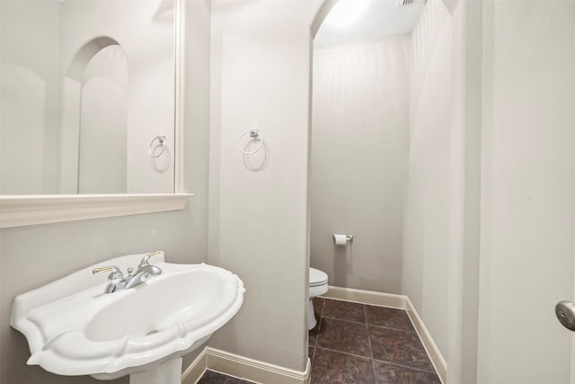 2718 Van Gogh Ln, Missouri City, TX 77459 - half bath featuring toilet, a sink, and baseboards