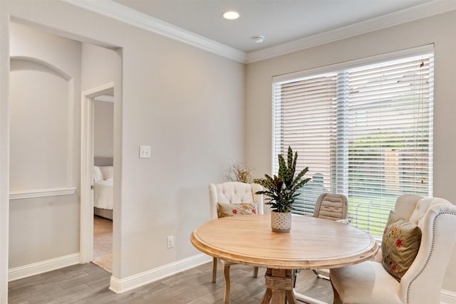 3413 Waverly Springs Ln, Pearland, TX 77581 - dining space featuring light wood finished floors, crown molding, baseboards, and recessed lighting