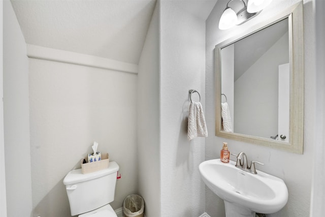 3413 Waverly Springs Ln, Pearland, TX 77581 - bathroom with a sink, toilet, and lofted ceiling