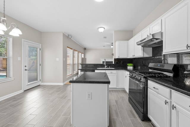 1811 Senca Springs Ct, Katy, TX 77450 - kitchen featuring stainless steel appliances, under cabinet range hood, a chandelier, a kitchen island, and backsplash
