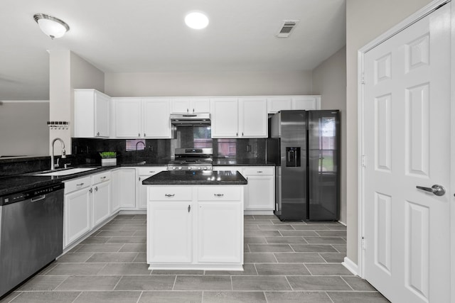 1811 Senca Springs Ct, Katy, TX 77450 - kitchen with stainless steel appliances, a sink, decorative backsplash, and under cabinet range hood