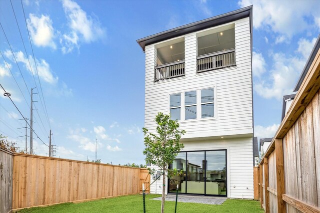 1008 Golden Nectar, Houston, TX 77008 - back of property with a fenced backyard