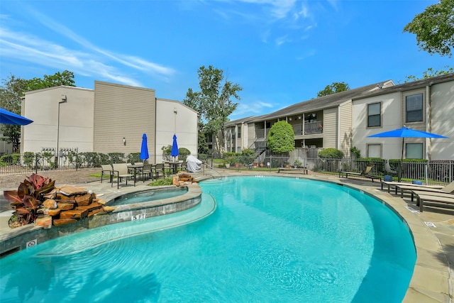 1100 Augusta Dr Unit 33, Houston, TX 77057 - view of pool featuring a pool with connected hot tub and a patio area