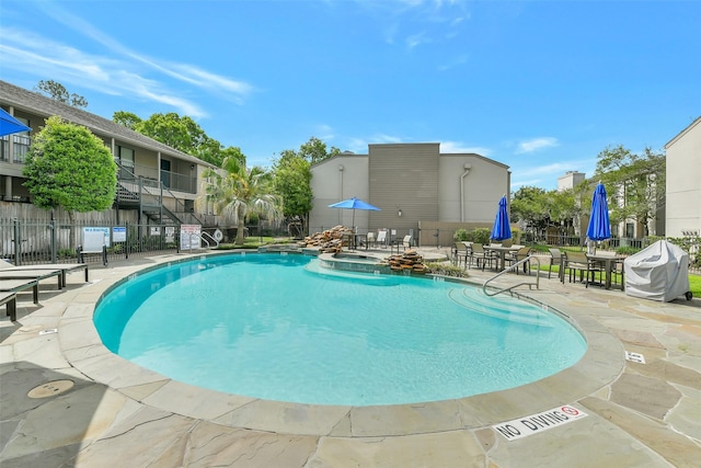 1100 Augusta Dr Unit 33, Houston, TX 77057 - view of swimming pool featuring a patio, a grill, and a pool with connected hot tub