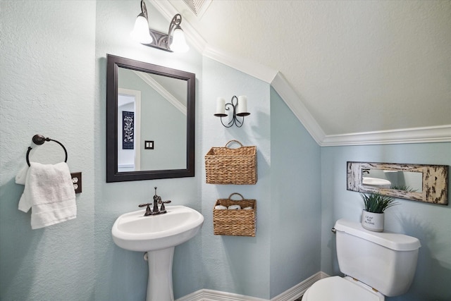 8718 Stowe Creek Ln, Missouri City, TX 77459 - bathroom featuring toilet, ornamental molding, and a textured wall