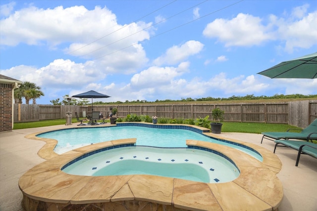 8718 Stowe Creek Ln, Missouri City, TX 77459 - view of pool with a fenced backyard, a pool with connected hot tub, and a patio