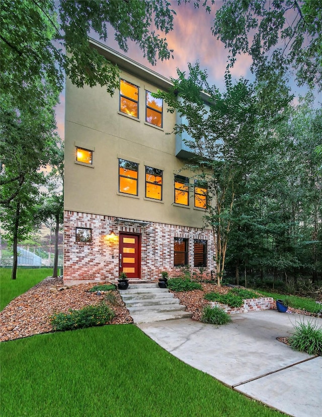 3148 Poe Dr, Montgomery, TX 77356 - contemporary house featuring stucco siding and a yard