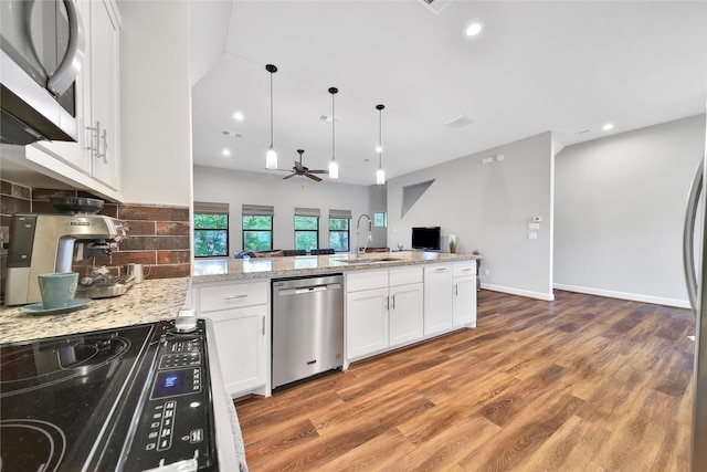 3148 Poe Dr, Montgomery, TX 77356 - kitchen featuring stainless steel appliances, a sink, a peninsula, light wood finished floors, and ceiling fan