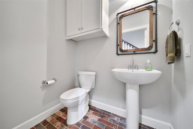3148 Poe Dr, Montgomery, TX 77356 - bathroom with baseboards, toilet, and a sink