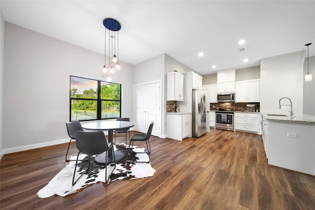 3148 Poe Dr, Montgomery, TX 77356 - dining area featuring dark wood-type flooring, baseboards, and recessed lighting