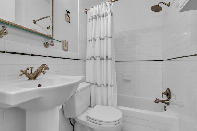 1618 Lawrence St, Houston, TX 77008 - bathroom with toilet, shower / bath combo, and tile walls