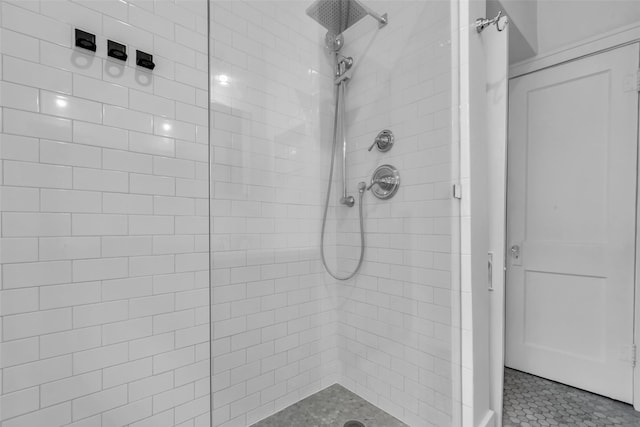 1618 Lawrence St, Houston, TX 77008 - bathroom featuring tiled shower and tile patterned floors