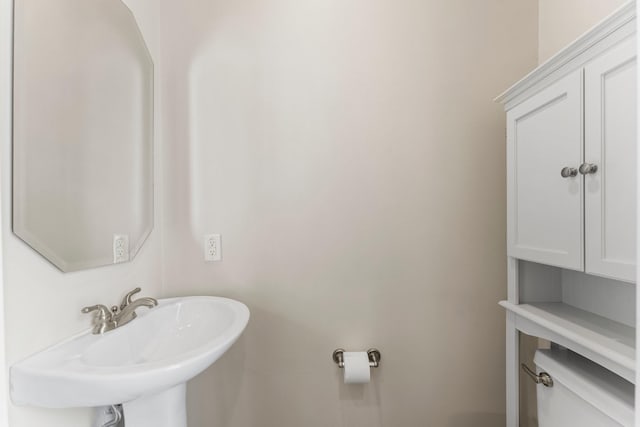 118 Mcgowen St Unit E, Houston, TX 77006 - half bathroom featuring a sink and toilet