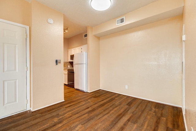 500 Ferry Rd Unit 434D, Galveston, TX 77550 - empty room with dark wood-type flooring, baseboards, and a smoke detector