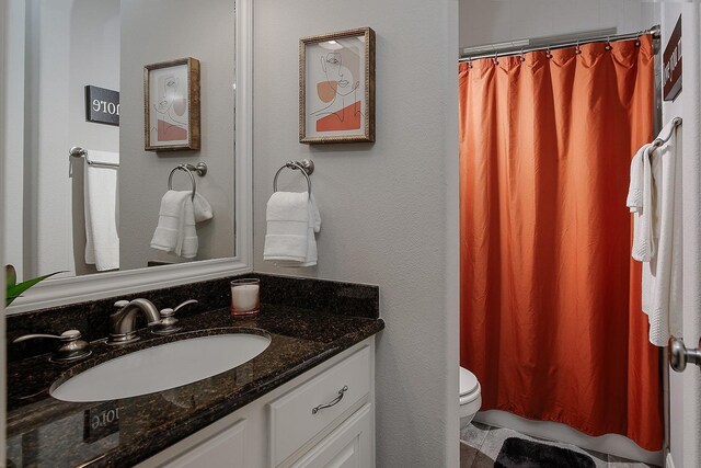 7 Heathcote Ct, The Woodlands, TX 77380 - full bath with vanity, toilet, and a shower with shower curtain