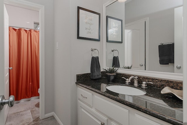 7 Heathcote Ct, The Woodlands, TX 77380 - full bath with vanity, baseboards, and a shower with curtain
