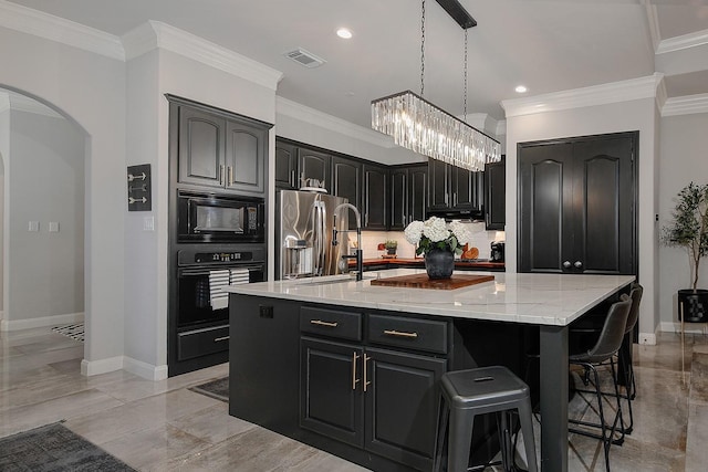 7 Heathcote Ct, The Woodlands, TX 77380 - kitchen featuring black appliances, arched walkways, baseboards, a large island, and tasteful backsplash