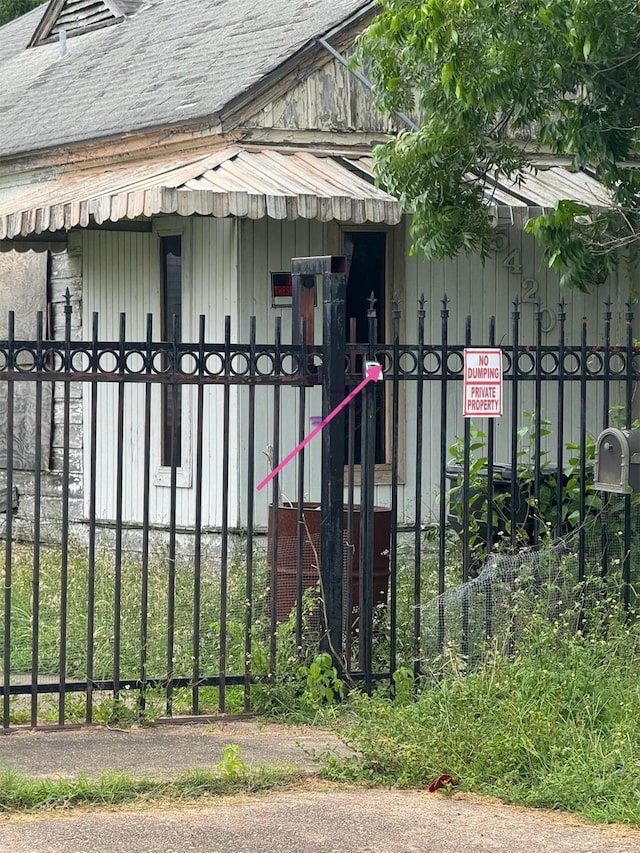 5420 Pease St, Houston, TX 77023 - view of gate