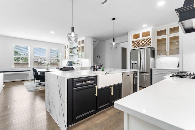 15838 Weston Ridge Dr, Humble, TX 77346 - kitchen with appliances with stainless steel finishes, a sink, dark cabinetry, a center island with sink, and recessed lighting