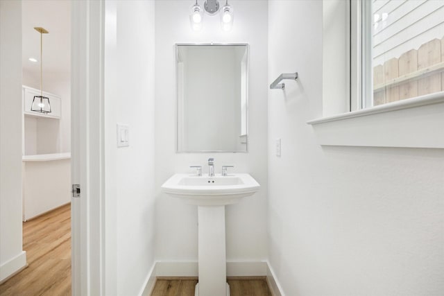 1212 Nadine St, Houston, TX 77009 - bathroom with wood finished floors and baseboards