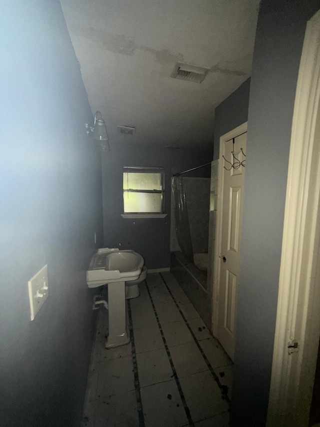 15125 S Dr, Channelview, TX 77530 - bathroom featuring shower / tub combo with curtain and toilet