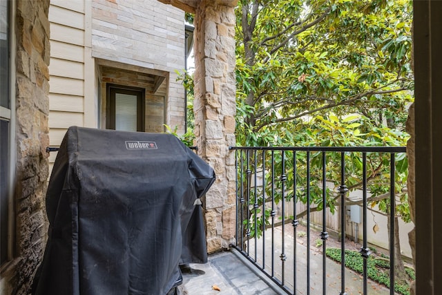 2915 Pease St, Houston, TX 77003 - view of patio with grilling area and a balcony