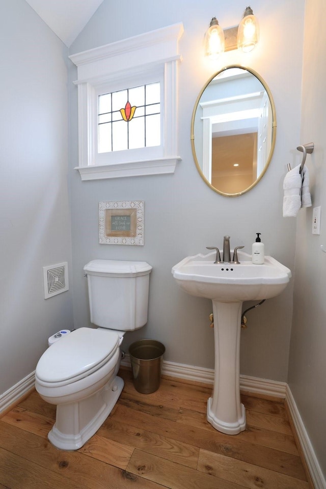 1132 Oxford St, Houston, TX 77008 - bathroom featuring wood finished floors, toilet, vaulted ceiling, and baseboards