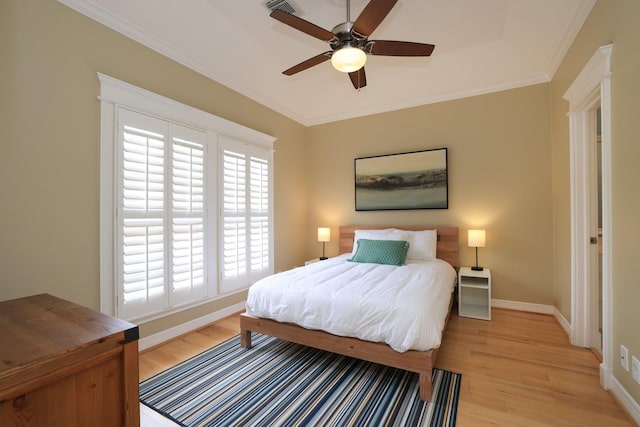 1132 Oxford St, Houston, TX 77008 - bedroom with light wood finished floors, baseboards, ornamental molding, and a ceiling fan