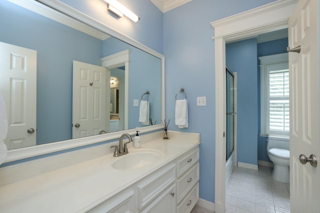 1132 Oxford St, Houston, TX 77008 - bathroom with toilet, vanity, tile patterned flooring, enclosed tub / shower combo, and baseboards