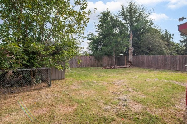 3322 Mccrarey Dr, Houston, TX 77088 - view of yard
