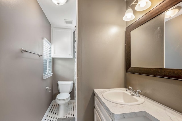 823 E 27th St, Houston, TX 77009 - bathroom featuring baseboards, vanity, and toilet
