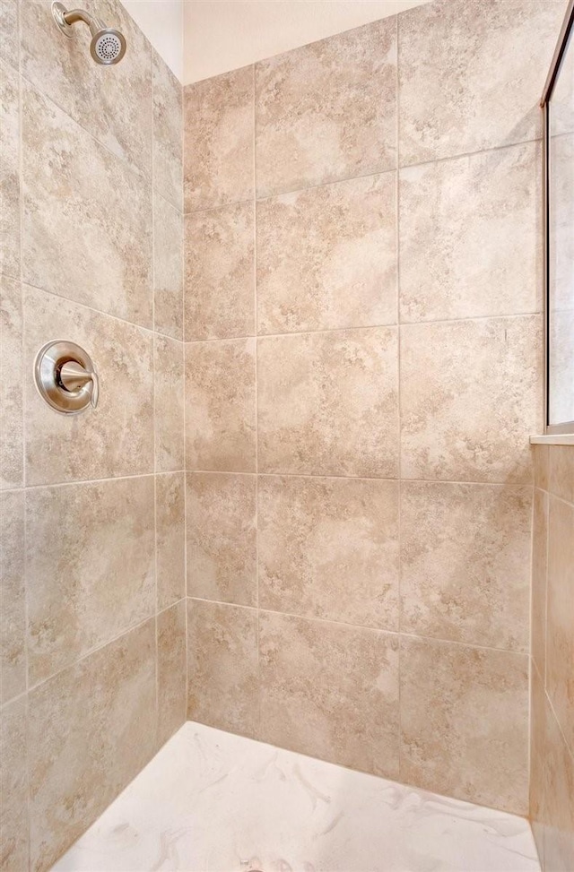 1805 Rollingwood Dr, Huntsville, TX 77340 - full bathroom featuring a tile shower