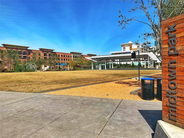 2510 Travis St Unit 301, Houston, TX 77006 - surrounding community featuring a yard
