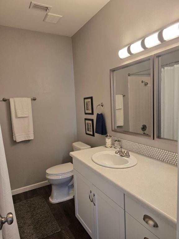 334 Wilcrest Dr Unit 334, Houston, TX 77042 - full bath featuring vanity, toilet, wood finished floors, and a shower with curtain