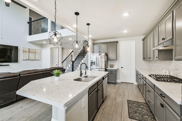 19303 Belmont Stakes Way, Tomball, TX 77377 - kitchen featuring appliances with stainless steel finishes, a sink, gray cabinetry, and light wood-type flooring