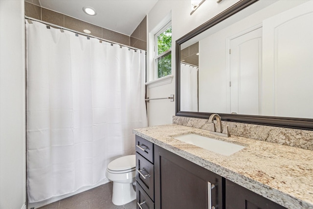 6123 Stillman St, Houston, TX 77007 - full bathroom featuring vanity, toilet, curtained shower, and recessed lighting