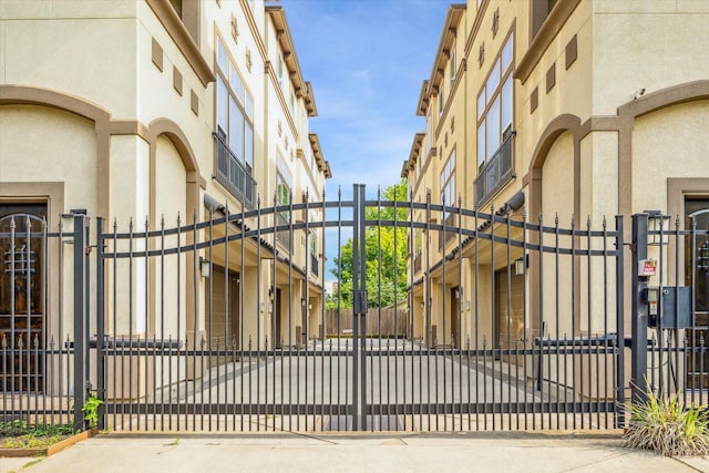 6123 Stillman St, Houston, TX 77007 - view of gate