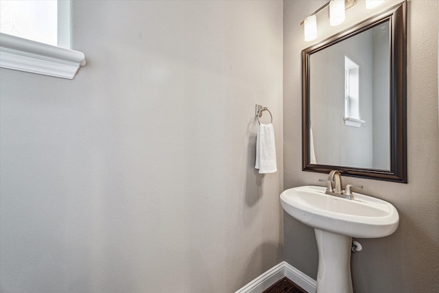 6123 Stillman St, Houston, TX 77007 - bathroom with baseboards