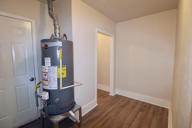 1215 Maplewood Ln, Pasadena, TX 77502 - utility room featuring water heater