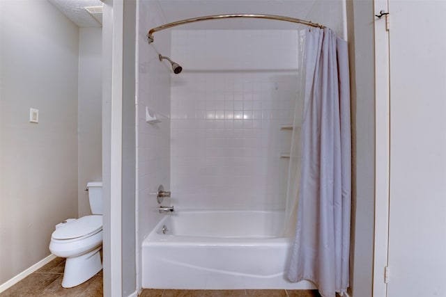 8123 Sweetgum Trace Dr, Houston, TX 77040 - full bath featuring toilet, shower / bath combo with shower curtain, tile patterned floors, and baseboards