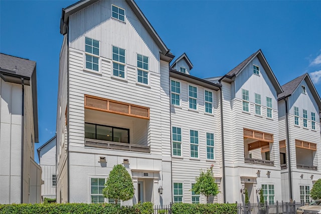 1205 Timbergrove Acres St, Houston, TX 77008 - townhome / multi-family property featuring board and batten siding