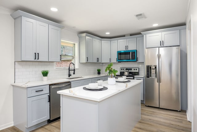 2113 Timber Ln, Conroe, TX 77301 - kitchen with stainless steel appliances, a sink, light wood-style floors, decorative backsplash, and recessed lighting