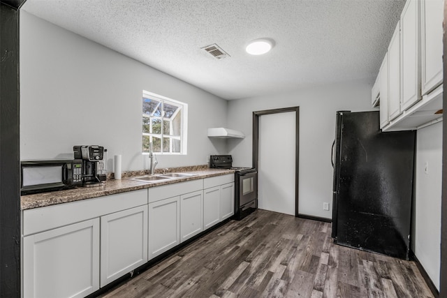 541 Trails End Dr, Cleveland, TX 77328 - kitchen with black appliances, a sink, dark wood-style floors, a textured ceiling, and range hood