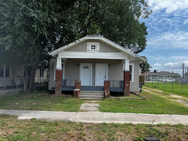 6015 Brady St, Houston, TX 77011 - shotgun-style home featuring a porch