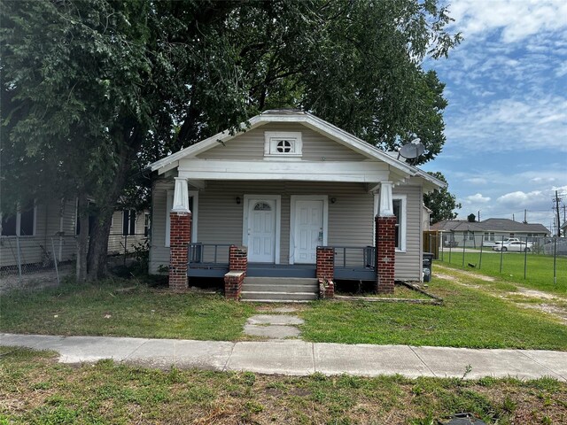 6015 Brady St, Houston, TX 77011 - shotgun-style home with a porch