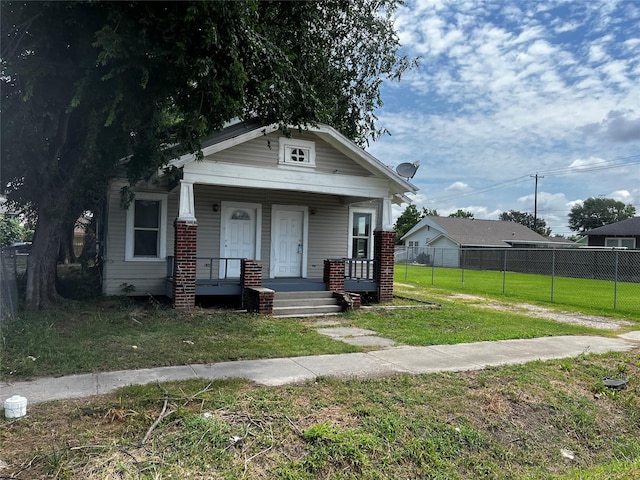 6015 Brady St, Houston, TX 77011 - shotgun-style home featuring a porch