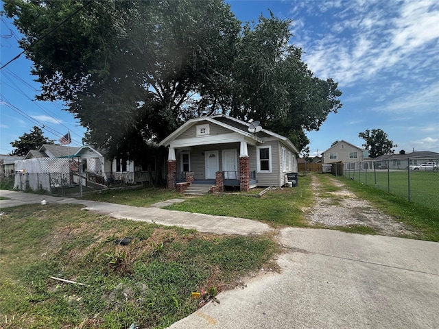 6015 Brady St, Houston, TX 77011 - view of front of property featuring covered porch and driveway