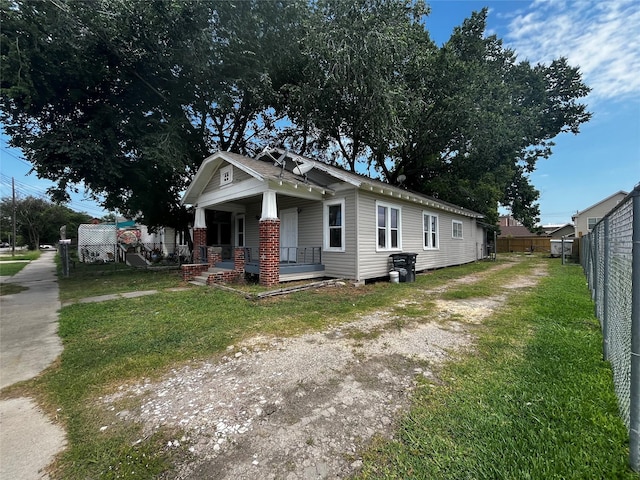 6015 Brady St, Houston, TX 77011 - view of front facade featuring covered porch and driveway