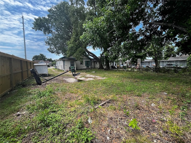 6015 Brady St, Houston, TX 77011 - view of yard