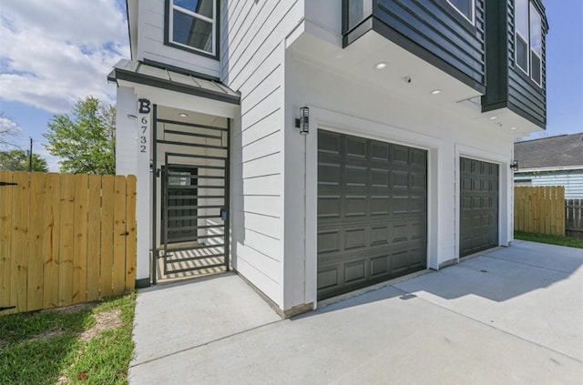 6732 Goforth, Houston, TX 77021 - garage with driveway